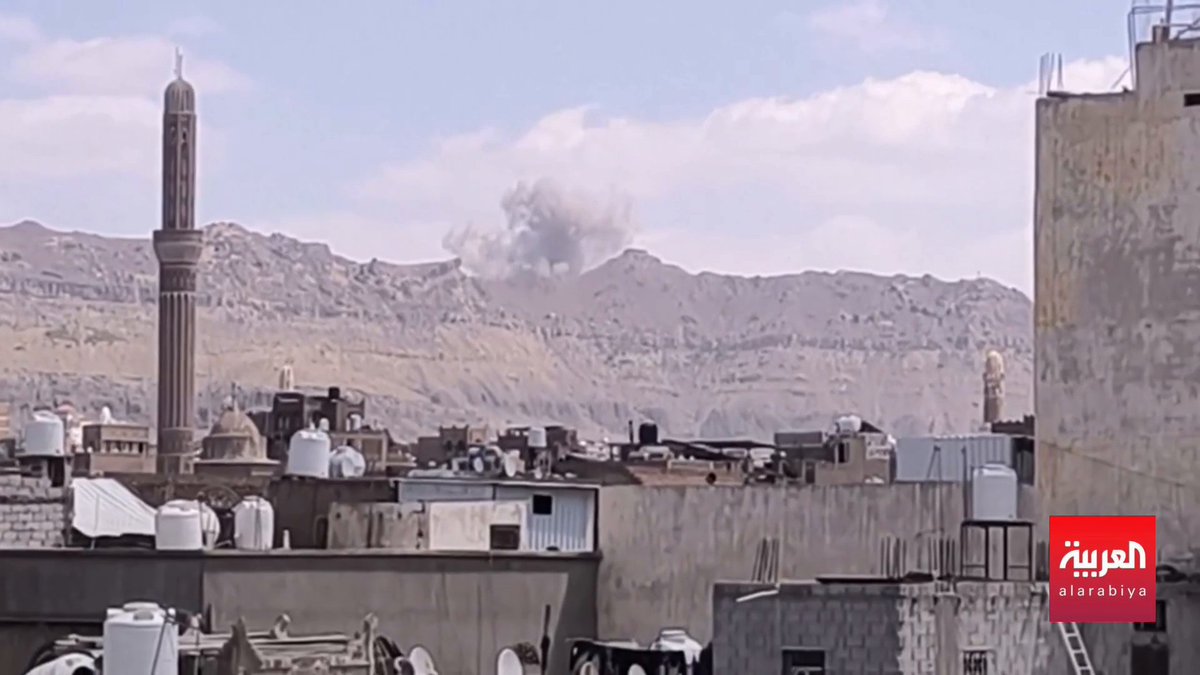 الدخان يتصاعد من عدة مواقع في صنعاء بينها جبل عطان بعد غارات للطيران الحربي اليمني قبل قليل