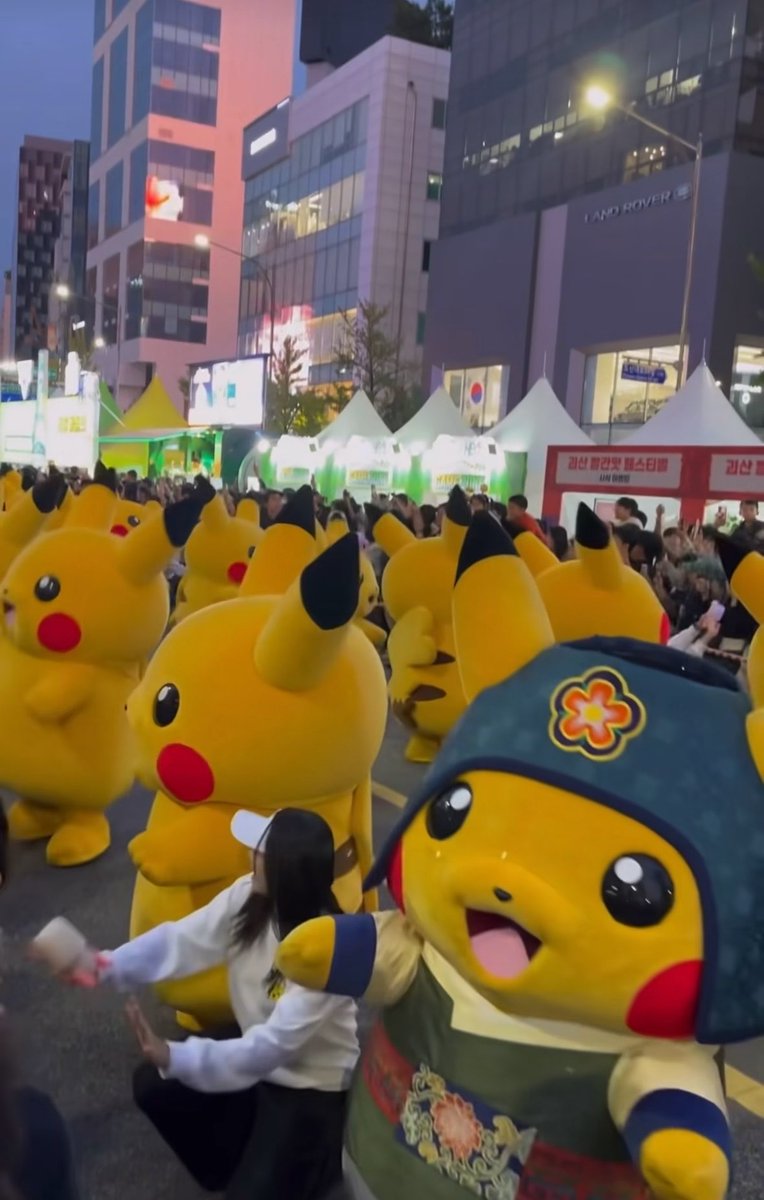 ピカチュウ部隊が今日江南に上陸。全員ピカチュウかと思わせてメタモン混ぜてくるのずるすぎる笑。