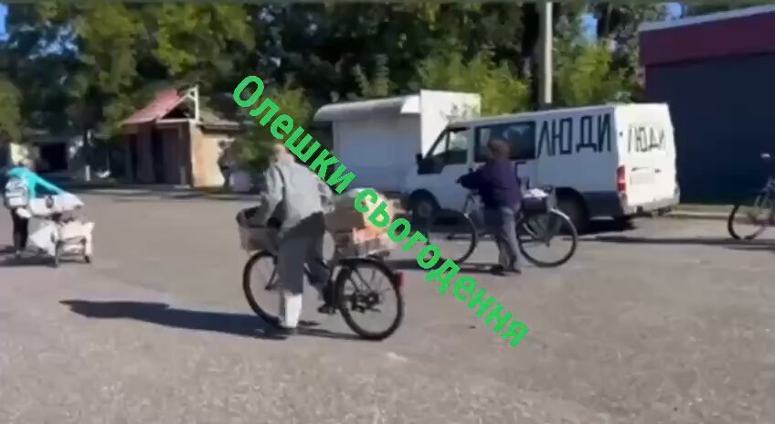 Oleshky. A return to hell. New footage from russian-occupied Radensk, on the left bank of the Dnipro in Kherson region: people from Oleshky who came for food are now heading back along the “road of death.” Residents of Radensk have organized a food collection in a trailer right in the village, so those arriving from Oleshky can take food completely free of charge. Real human solidarity under the occupiers’ guns. Hopefully, they all make it home safely.