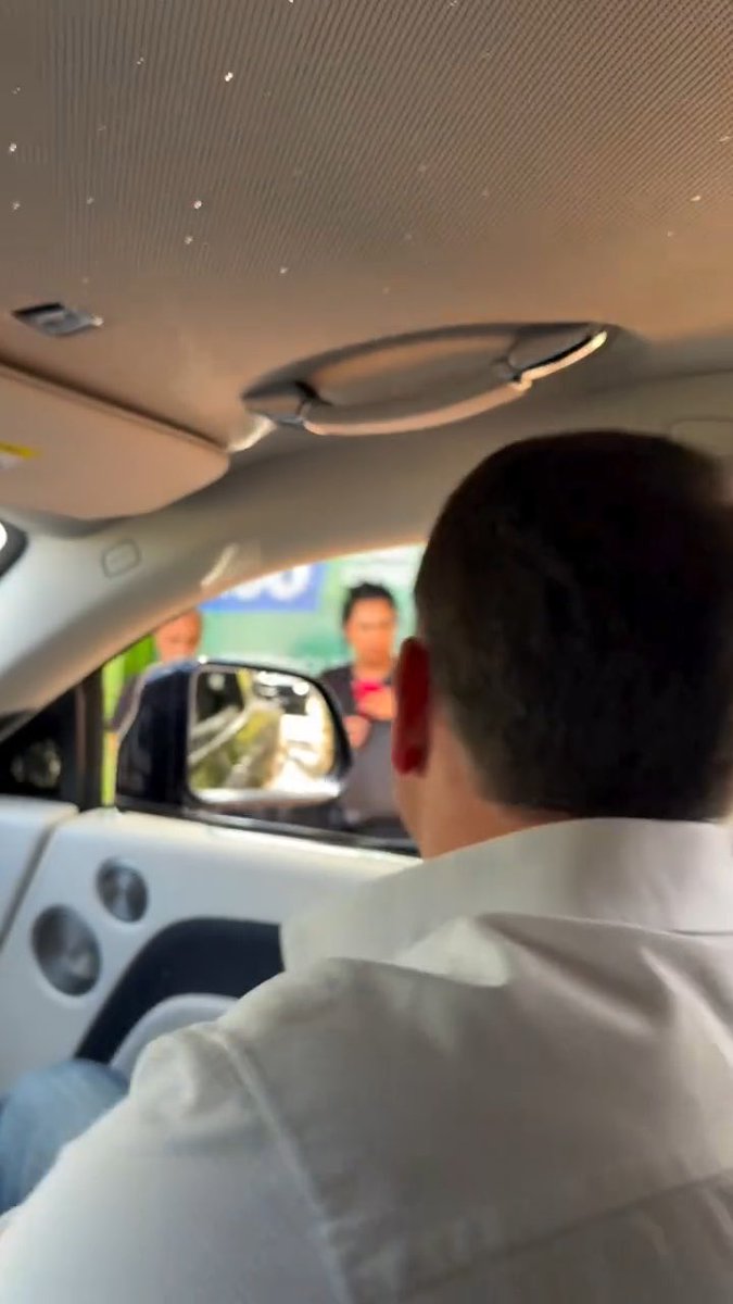 Pablo Marçal é Flávio Bolsonaro pararam em um ponto de ônibus e conversou com uma mulher perguntando o que ela faria as fosse presidente, Flávio consegue sair às ruas tranquilamente