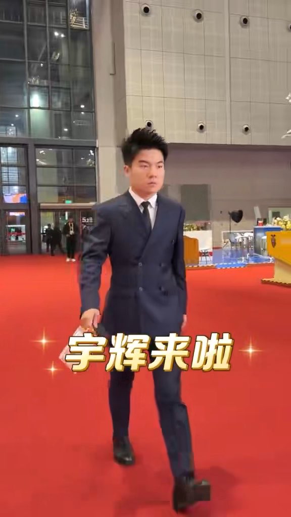 董永辉,90后第一人,从新东方从来分了新东方7个亿, 然后现在与辉通行一年销售额700多亿,百分之30的利润,也就是210亿的利润,他离开这个新东方4年了,最少赚了800多亿了, 这是实打实的现金流,