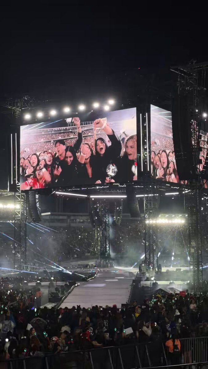 las armys colombianas disfrutando sin celular 💜 bts bienvenidos a latinoamérica donde no van a ver solo celulares sino personas disfrutando del momento