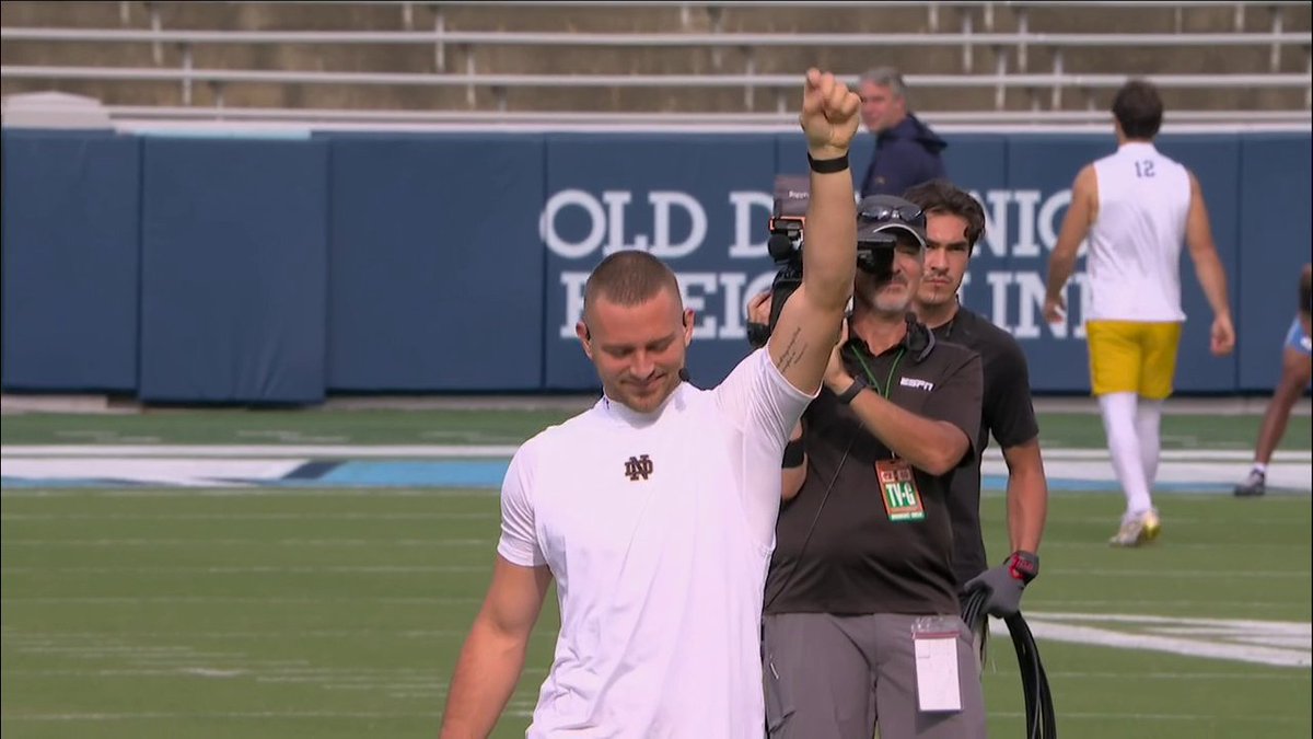CJ CARR DRILLS THE CROSSBAR 🎯 Pat McAfee will donate $250,000 to a charity of CJ’s choosing 👏