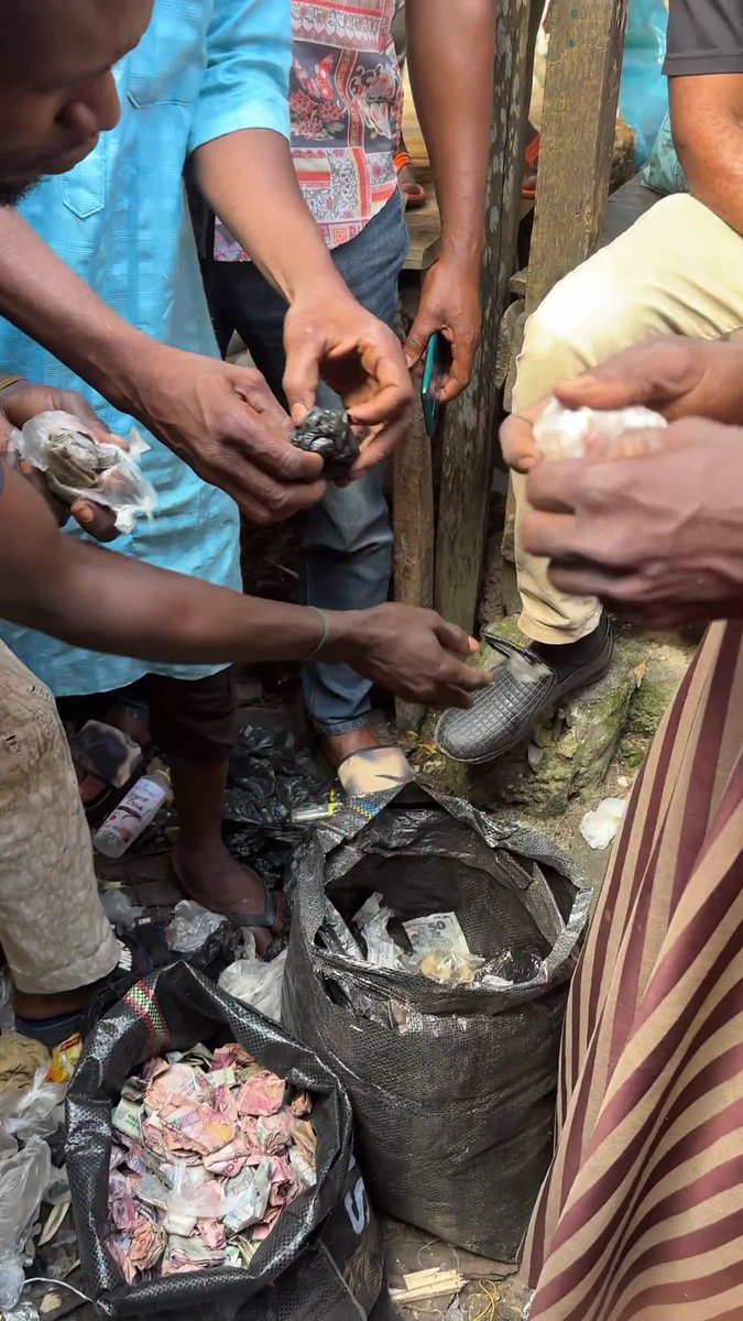 Au marché d'Ogbeijoh 🇳🇬, un homme sourd-muet confiait ses gains à un commerçant haoussa. Après son décès, l'homme haoussa est revenu avec tout l'argent et l'a compté devant la foule pour le remettre aux ayants droit. Un exemple remarquable d'honnêteté et d'intégrité.