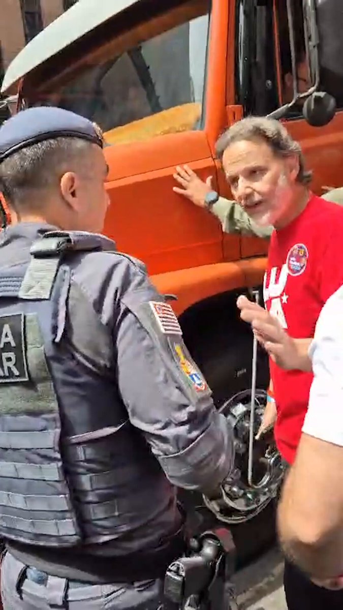 Início de ato de Lula em São Paulo tem tensão com PM sobre liberação da avenida Paulista. Coordenador da campanha discute com comandante da operação, e apoiadores vaiam policiais. 📲Leia mais na #Folha: 🎦 Caio Spechoto/Folhapress