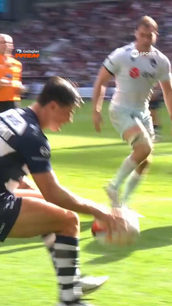 Louis Rees-Zammit with the pulse check celebration 👀