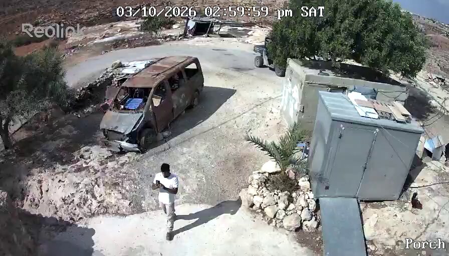 اعتدى المستوطنون الإسرائيليون على عدة قرى فلسطينية في الضفة الغربية؛ هاجموا العائلات الفلسطينية في منازلها وحطموا مركباتها. الضفةُ أصبحت ساحة يتلذذ فيها الإسرائيليون بتصعيد معاناة الفلسطينيين والاعتداء عليهم يومياً.