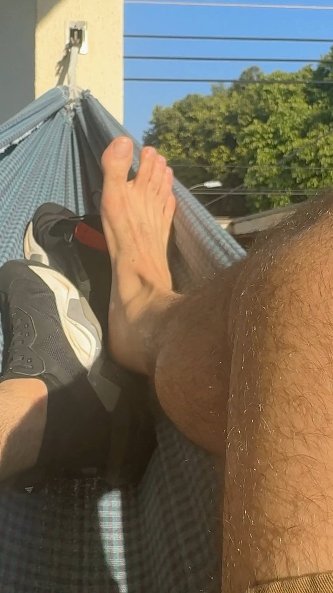 Sem pressa. 👉🏻🦶🏻 No rush. #MaleFeet #FootDom #BigSoles