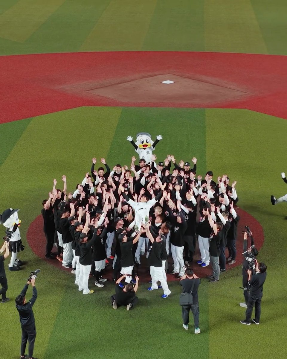 成田の地からマリーンズへ。 背番号19とともに駆け抜けた、19年のプロ生活。 ルーキーが魅せた鮮烈な輝きから、 先発、救援と役割を変えながらも、 変わらぬしなやかなフォームと精密なコントロールで、 幾度となくチームのピンチを救い続けた。 千葉を愛し、千葉に愛された地元の星が紡いだ歴史は、 これからも私たちの胸で、眩しく輝き続ける。 どんな時もチームを支え続けた、千葉の19番。 THE CHIBA'S 19 #chibalotte #karakawa19