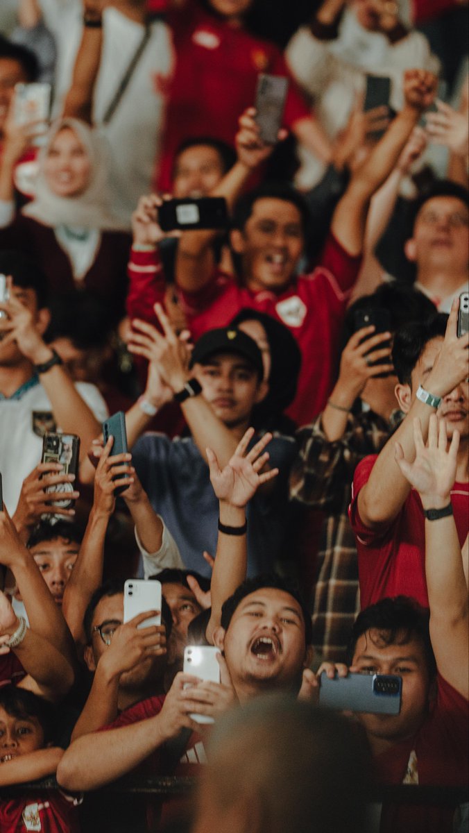 Satu Nusa, satu Bangsa, satu semangat 𝐆𝐀𝐑𝐔𝐃𝐀 🔥 Dari Bekasi, Karanganyar, Samarinda, Garut, hingga seluruh Nusantara, bergemuruh demi Timnas Indonesia! ⚽🇮🇩 Satu langkah lagi. Mari tuntaskan bersama-sama! 🦅🏆 ‣ #KitaGaruda ‣ #BersamaGaruda ‣ #FIFAASEANCup