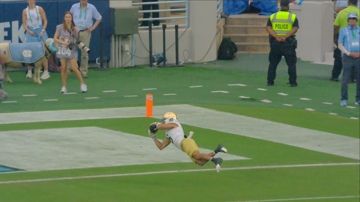 Jordan Faison are you kidding me?!? 😳 Unreal effort for the touchdown!