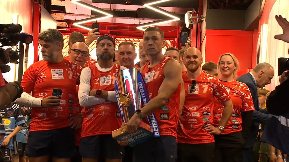 A standing ovation for Kevin Sinfield at Old Trafford after running seven ultra marathons in seven days in his latest challenge for MND 👏🙌
