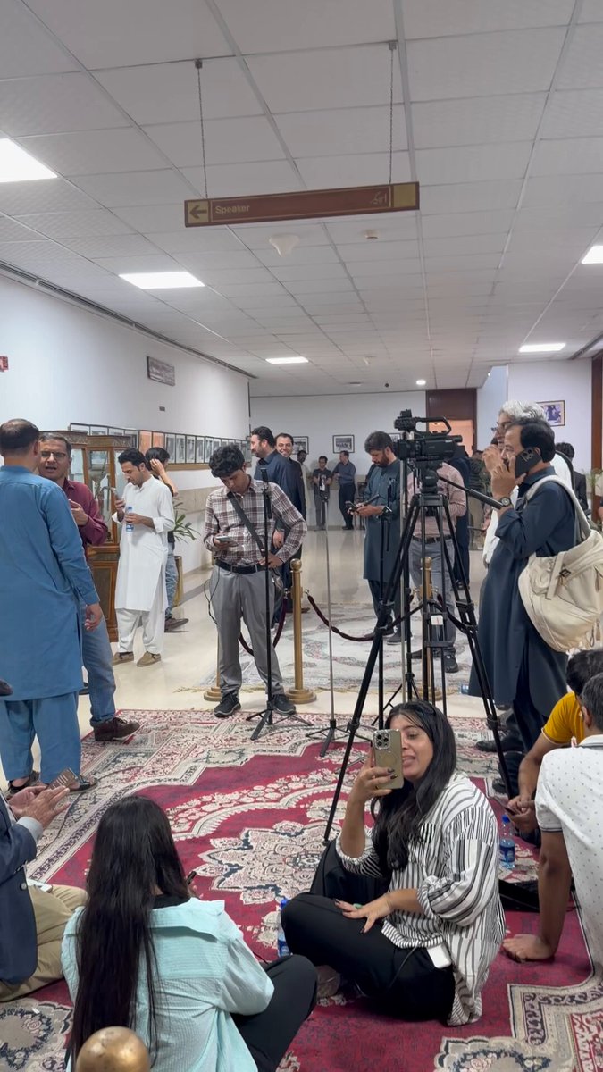 سب خبر کے منتظر ہیں۔ اے سی بند ہیں نہ پانی نا چائے۔ قلم کے یہ مزدور آپ سب تک خبر لانے کے لیے منتظر ہیں۔