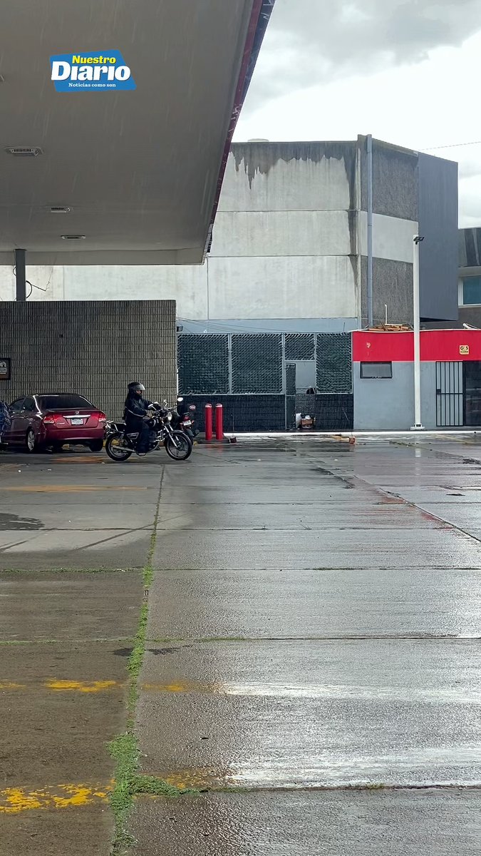 🏍️🇬🇹 REBECA, UNA ESTUDIANTE QUE SE MOVILIZA CON E10 ⛽🏍️ Rebeca Mux, de 25 años, se moviliza todos los días en motocicleta desde Ciudad Quetzal para cumplir con sus actividades de estudio y ha llegado a recorrer hasta 300 kilómetros por semana. La joven asegura que utiliza gasolina regular E10 y que no ha notado cambios en el rendimiento de motocicleta, incluso durante la época de lluvias. #NuestroDiario, noticias como son. 📰 #DigitalND
