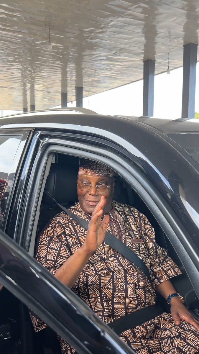 HE Atiku Abubakar is not doing audio leadership. Today, he and his Vice, HE Rotimi Amaechi, pulled up at a fuel station to see, feel, and hear directly from Nigerians. His mission? Restore fuel subsidy and bring real relief to the masses. If you’ve ever waited in that fuel queue, you know why this matters. No be grammar. Na action. When a leader shows up where the people dey suffer, you know it’s serious. Time to follow who know road.