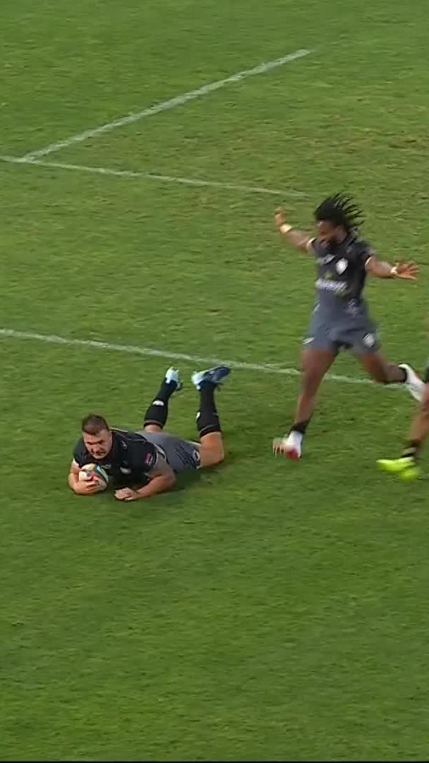 The dummy from Etzebeth, the pace from Esterhuizen 😤🤌 Sensational from the Sharks 🦈 📺 Stream #VURC on DStv: