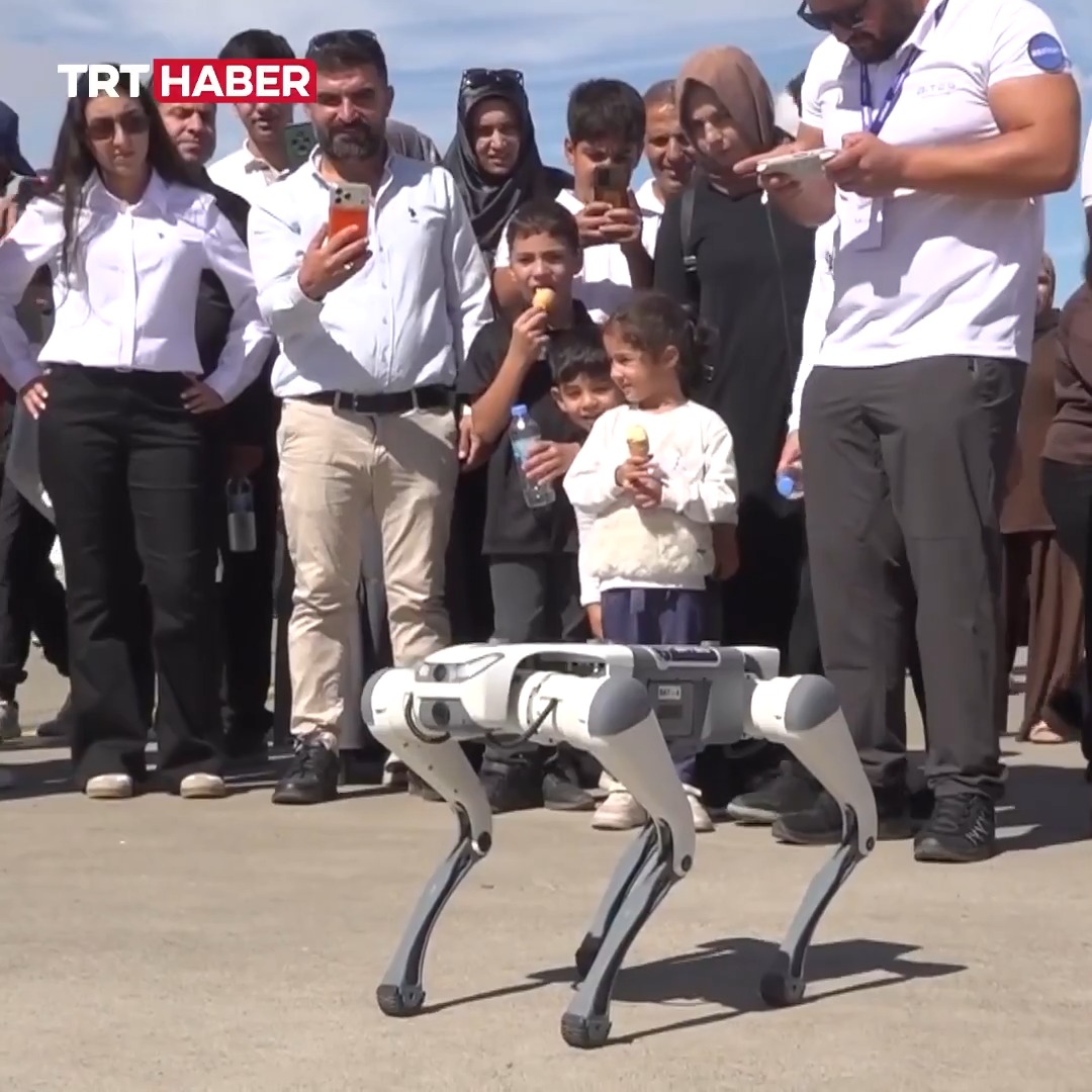 Hem mayın tarıyor hem halay çekiyor... ASELSAN'ın geliştirdiği robot köpek #TEKNOFESTGüneydoğu'da çocukların ilgi odağı oldu. Çocuklar robot köpeğe 'İsot' adını verdi.