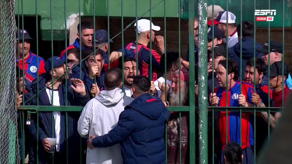 Martín Saric intentó hablar con los hinchas que insultaron a los dirigentes durante el entretiempo.