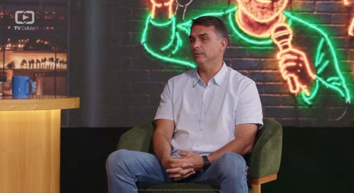 Flávio diz que não vê Jair Bolsonaro há mais de dois meses por ordem de Alexandre de Moraes e sente falta do pai. Afirma que a espada da justiça de Deus vai vir sobre a vida dele.