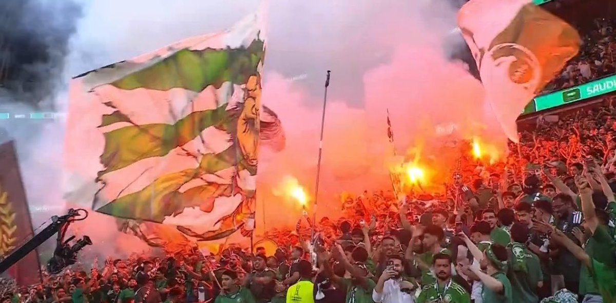 جمهور كبير وعظيم ولا يستحق أن يخرج من هذا المدرج بخسارة ألف مبروك للمنتخب السعودي 🇸🇦💚 #السعوديه_قطر #عمان_الإمارات