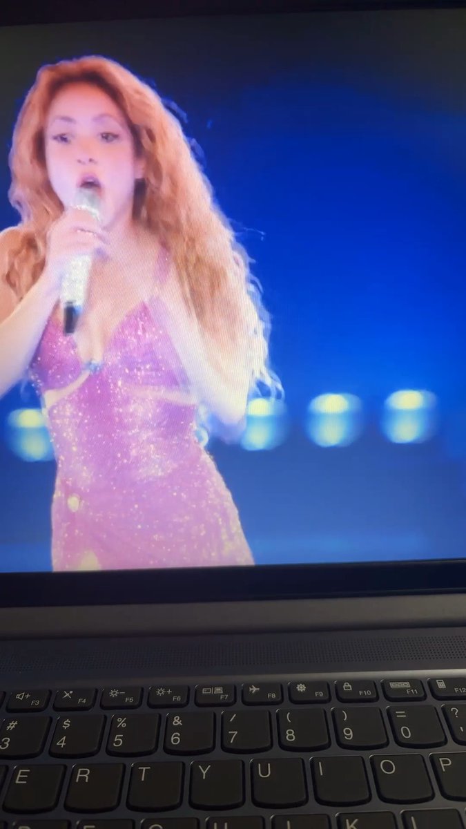 Nadie hace lo de Shakira ehhh!!!! Darle a los fans del mundo entero de ver SU SHOW y encima GRATIS. Jamás nacerá un artista que LA PUEDA IGUALAR. Lo que ella nos regala hoy desde Madrid es único 🫶🥹 #ShakiraLiveFromMadrid
