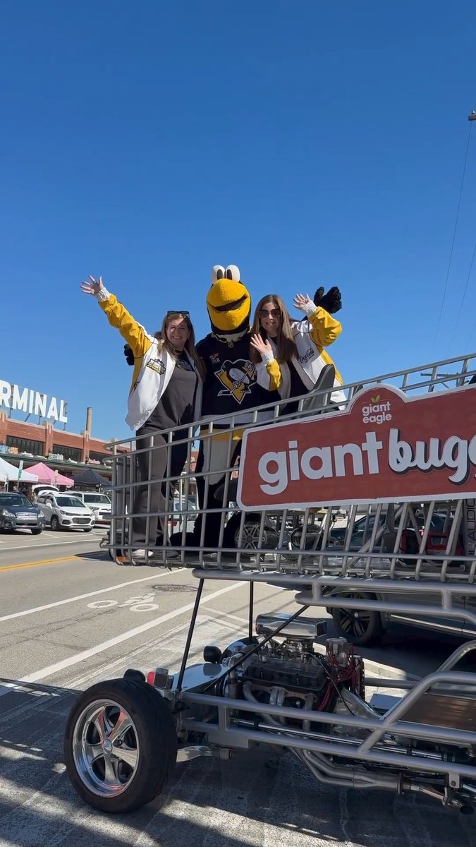 Yes, you really did see IceBurgh riding around the city in a massive shopping cart 😂 There’s nothing like winning prizes from the Giant Eagle, Inc. giant buggy to celebrate the Penguins home opener!