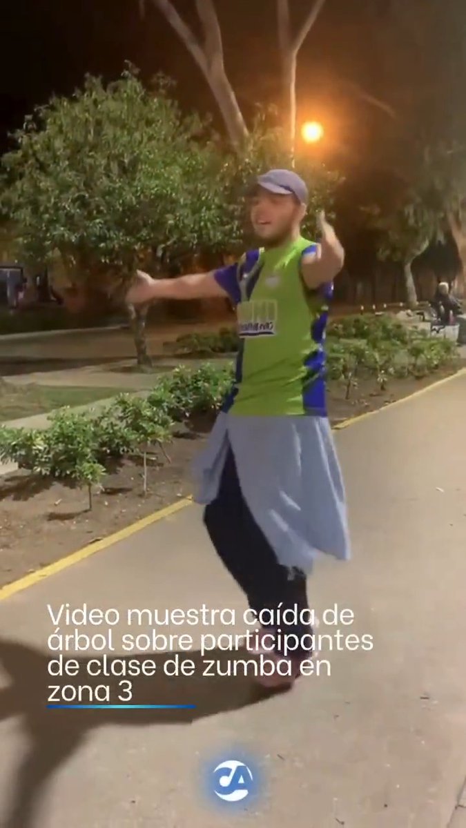 Un árbol de aproximadamente 22 metros colapsó la noche del viernes 2 de octubre cuando varias personas se disponían a participar en una clase de zumba al aire libre. El momento quedó registrado en un video que posteriormente se viralizó en redes sociales y muestra cómo el árbol cayó sobre el área donde se encontraban los participantes. Bomberos Voluntarios y Municipales acudieron al lugar para atender a los afectados. Según reportes preliminares, 17 personas fueron atendidas y 13 trasladadas a distintos centros asistenciales por golpes, lesiones y posibles fracturas. La caída del árbol también ocasionó complicaciones en el tránsito del sector, por lo que equipos municipales trabajaron en su retiro para despejar la vía. #Guatemala #Zona3 #Emergencia