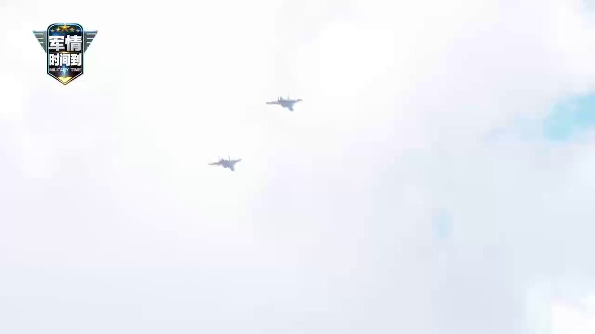 🇨🇳🇷🇺 🔴الصين وروسيا تمتن العلاقة العسكرية بين جيشي البلدين في المناورات الاستراتيجية للقيادة والأركان "مركز-2026" التي تُجرى في ميدان تشيباركولسكي الروسي، تشارك قوات ووحدات من الجيش المشاة رقم 82 التابع للأمرية المركزية للجيش الشعبي لجمهورية الصين الشعبية. في الصورة، تظهر دبابات صينية من طراز 99A ومركبات قتالية مدرعة من طراز 04A، مزودة بأجهزة إضافية لحماية الطائرات بدون طيار.