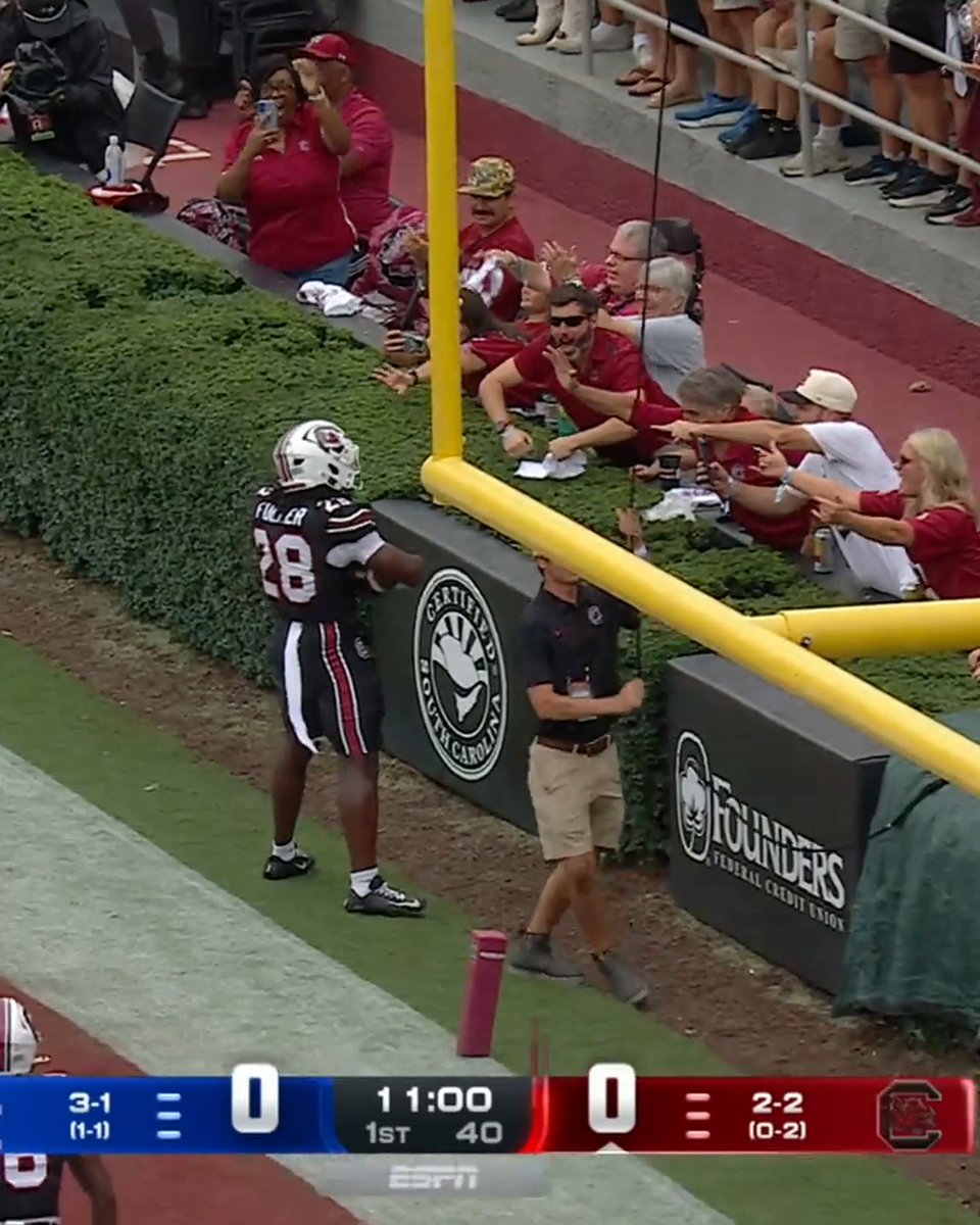 Matt Fuller goes untouched 🔥 South Carolina Football gets the scoring started in William-Brice 🤙