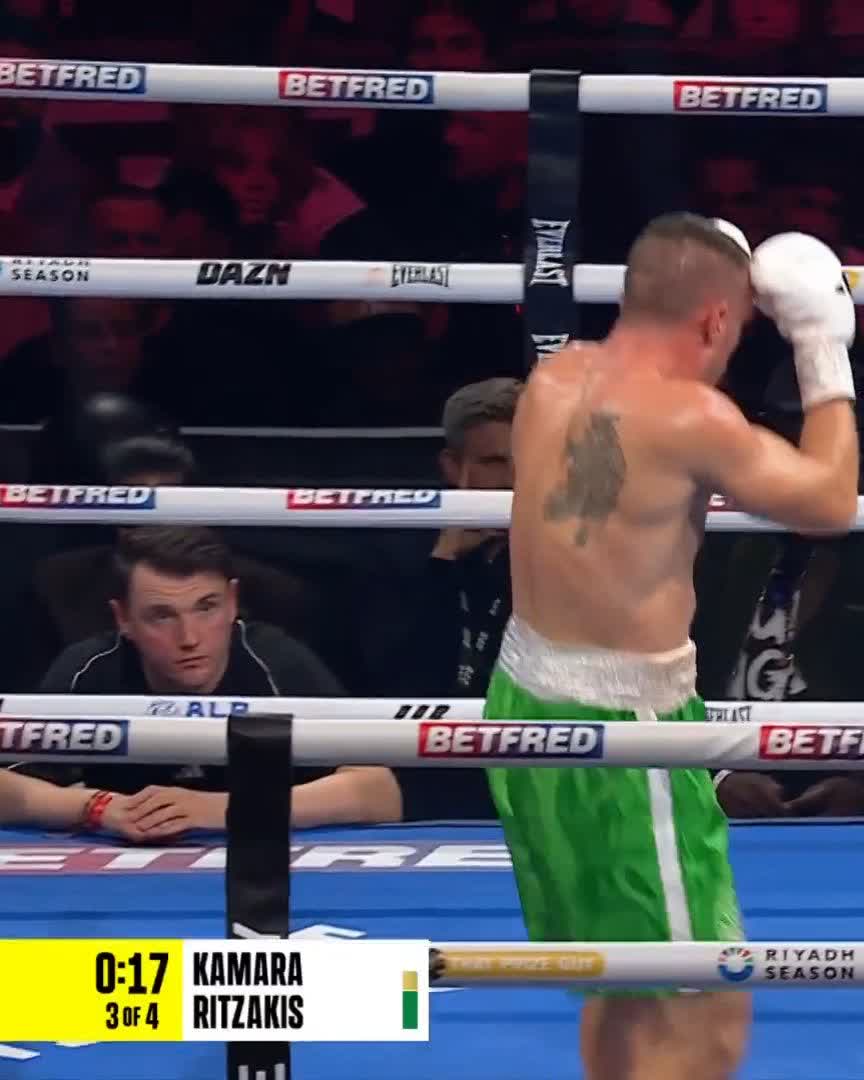 A monster uppercut leads to the third round stoppage and the professional career of Odel Kamara is underway 👏 #WhittakerWallace