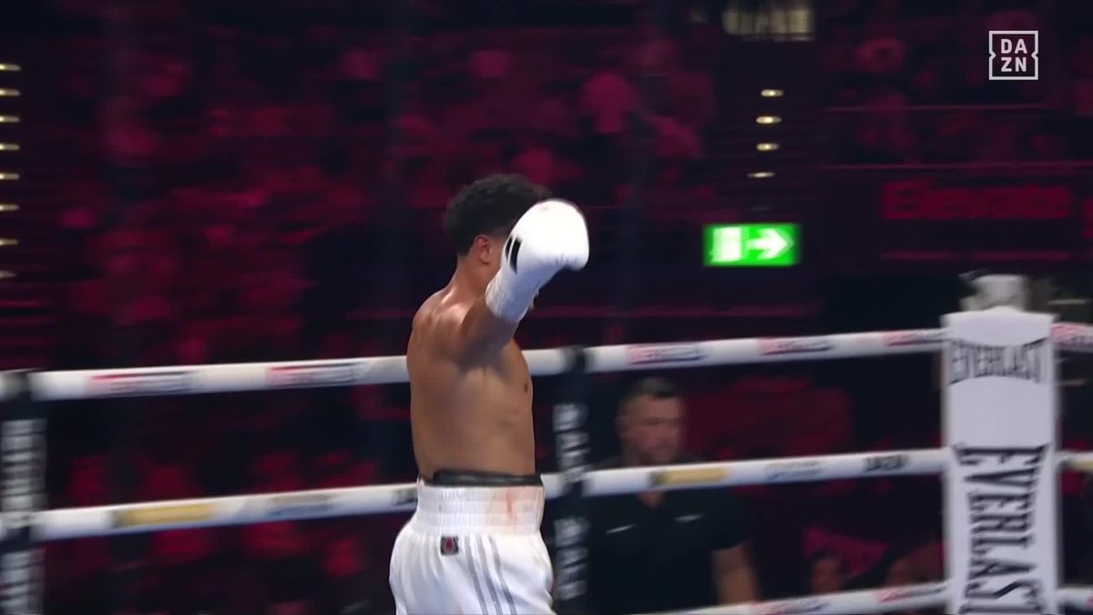 Kamara gets the STOPPAGE #WhittakerWallace | Live NOW on DAZN ▪️