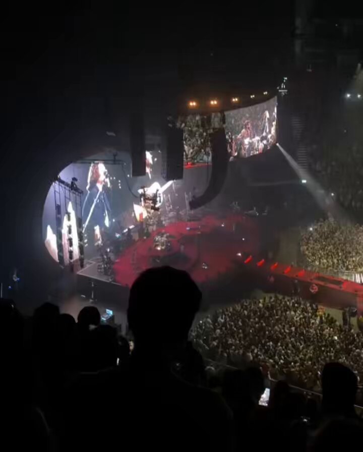 THE CROWD IS SO LOUD, OH ONE DIRECTION YOU’LL ALWAYS BE FAMOUS