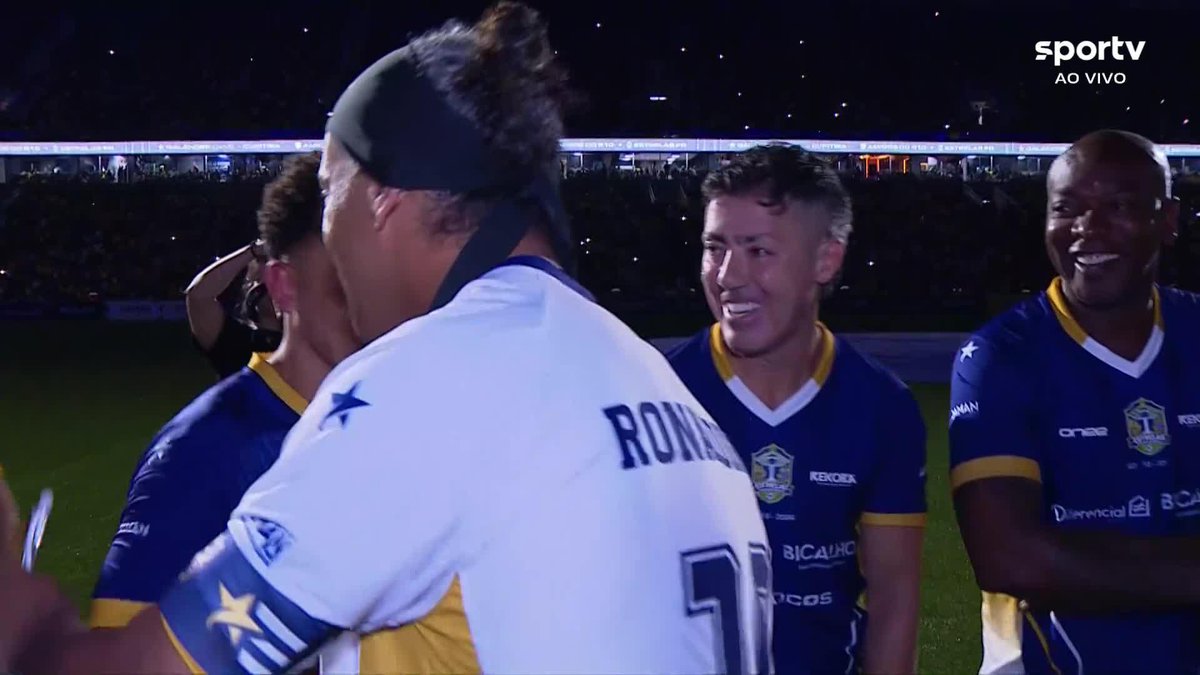 Ronaldinho e Paulo Baier passando na sua telinha. Dois craques no meio-campo da última geração.