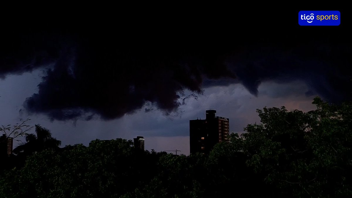 ¡DE TERROR! ⛈️Antes del partido entre Recoleta y Libertad se vino la tormenta y cayeron granizos del tamaño de una bola de golf. 😨Mirá cómo estaban las nubes. Por suerte, volvió la calma y rodó la pelota. 📺Tigo Sports ▶️Viví el #ClausuraAPF2026 en