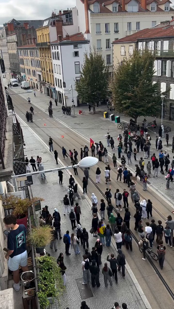 Manuel Bompard Publication d'une avocate qui a assisté à une manifestation depuis son balcon. Lisez le texte qu'elle a écrit svp.