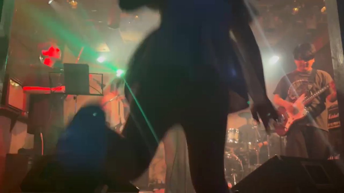 「嘘だろ…ライブハウス初めてじゃないよな…？初めてじゃないと言ってくれ…」