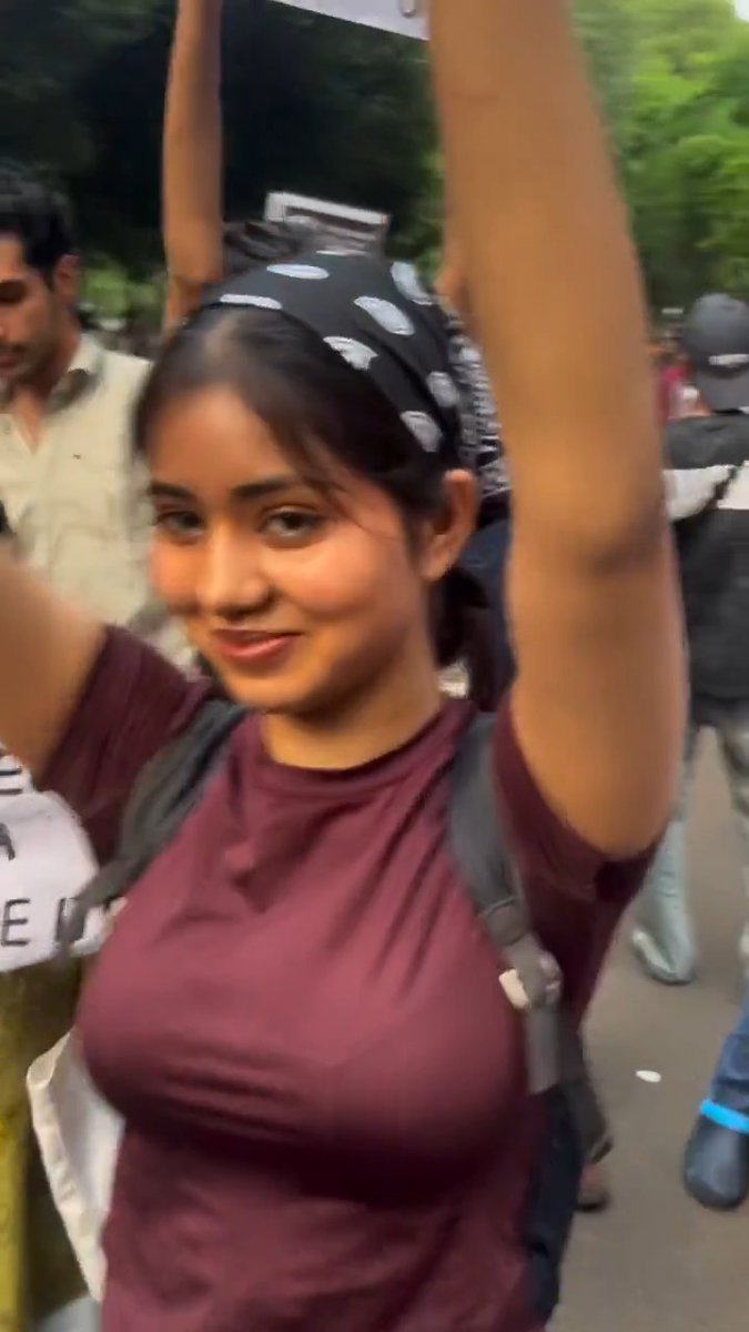 कैमरामैन को भी अच्छे से पता है कि सोशल मीडिया पर इस धरने को वायरल करने के लिए असली 'व्यूज' और 'रीच' नारों से नहीं, बल्कि उसके इस खास 'फोकस' वाले एंगल से ही आएंगे। दोनों मिलकर गजब का गेम खेल रहे हैं 💀