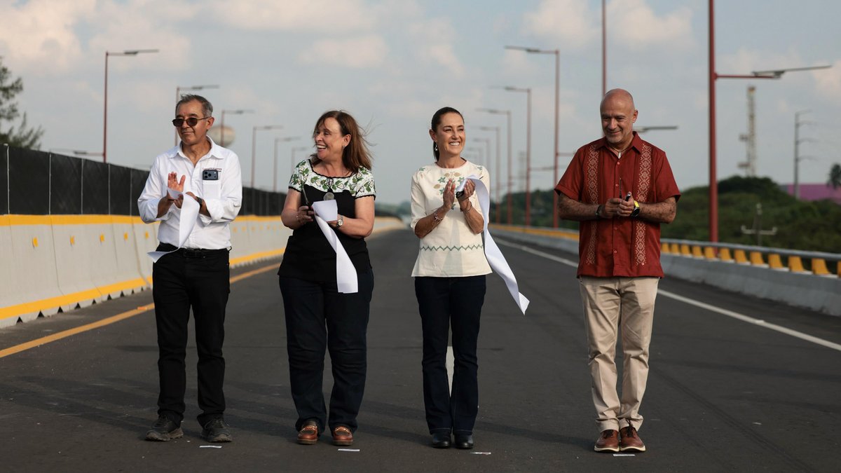 La presidenta Claudia Sheinbaum Pardo inaugura el puente de acceso al Puerto de Veracruz, uno de los 400 que construye el gobierno federal durante el sexenio. Con inversión de 861 millones de pesos, la obra ahorra 50 minutos de traslado a 34 mil vehículos que circulan diariamente.