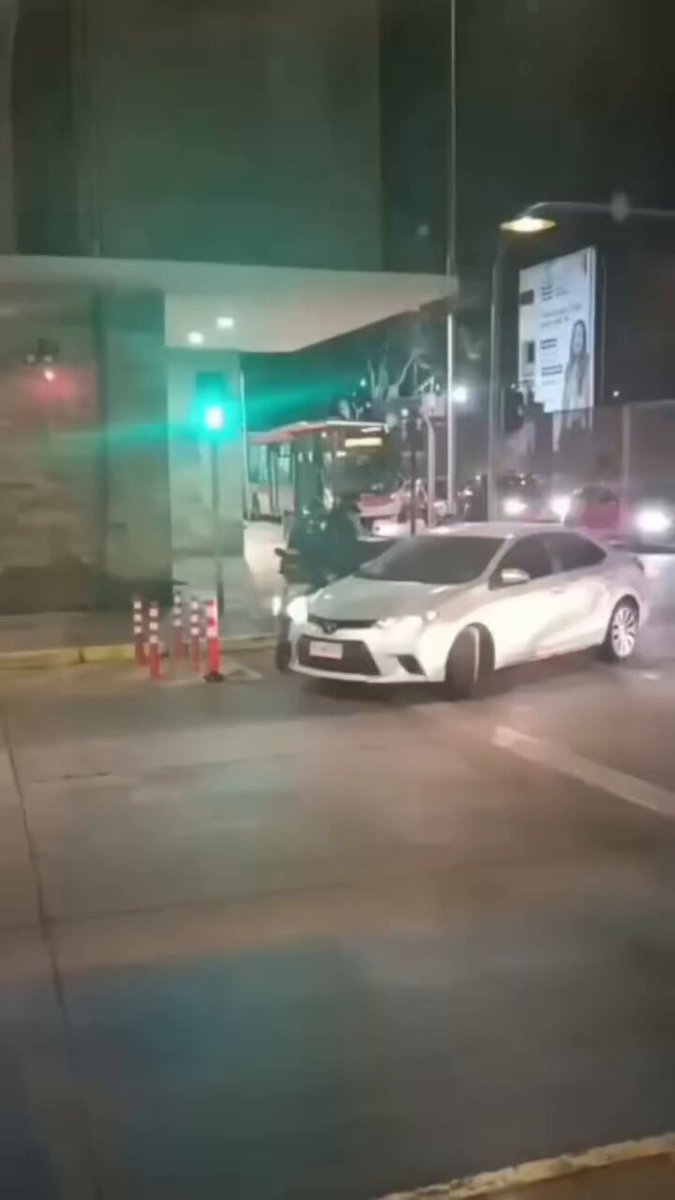 Santiaguinos impiden que motochorro venezolano Yran Antonio Leal Atencio hiciera sus fechorías en Carmen con Marín. Se escapó el veneco cobarde en un auto y la gente indignada le quemó la Moto al delincuente para hacer algo de justicia.