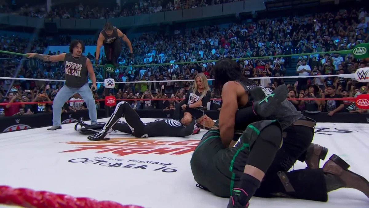 Absolute CHAOS! 🤯 Niño Hamburguesa has joined La Parka and Mr. Iguana in the fight against Los Perros Del Mal!! 🙌 Lucha Libre AAA Worldwide