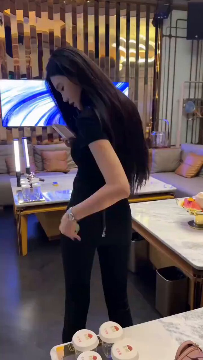 看封面第一眼 觉得美女屁股上流的是啥 我看看谁眼神好