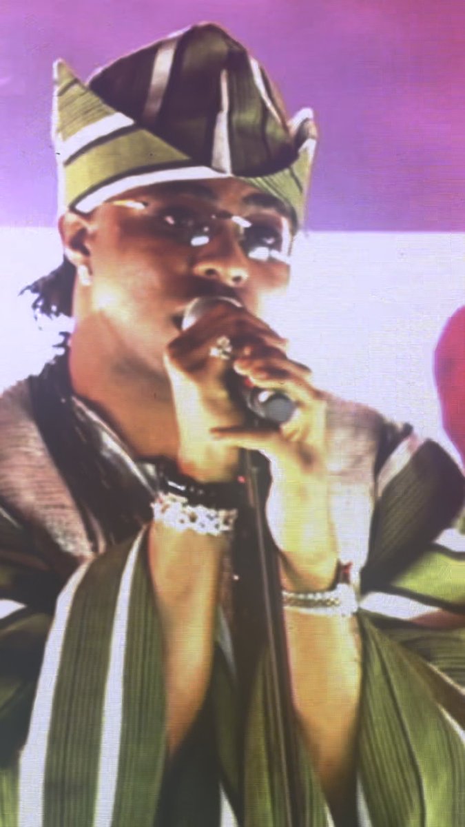 🚨 FOLA’s entrance at his homecoming concert in Ibadan, performing a new song that could be on “9” while repping Yoruba culture 🤯🔥