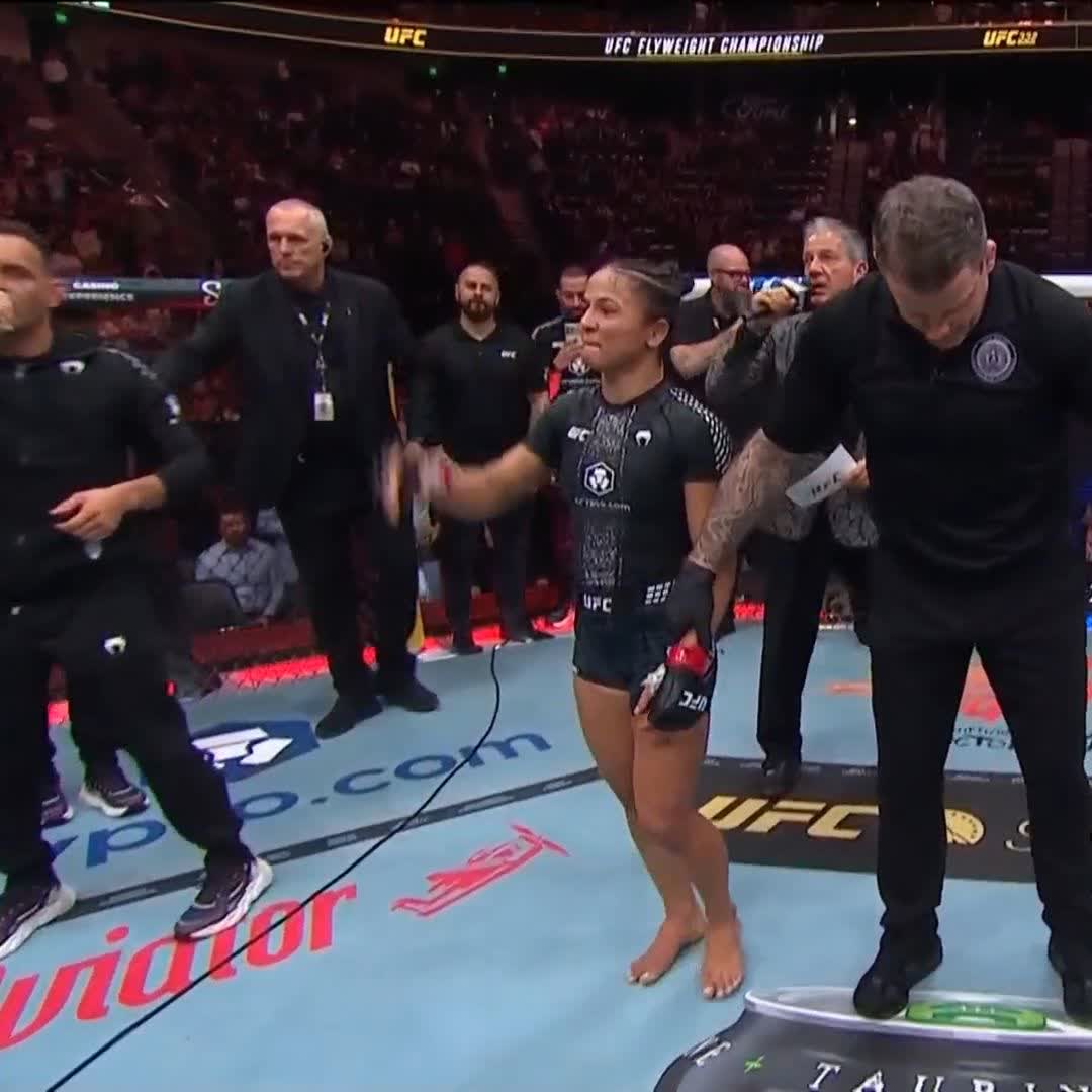 Natalia Silva devient la nouvelle championne des poids mouches en s’imposant par décision unanime face à Wang Cong ! 🏆 #UFC332