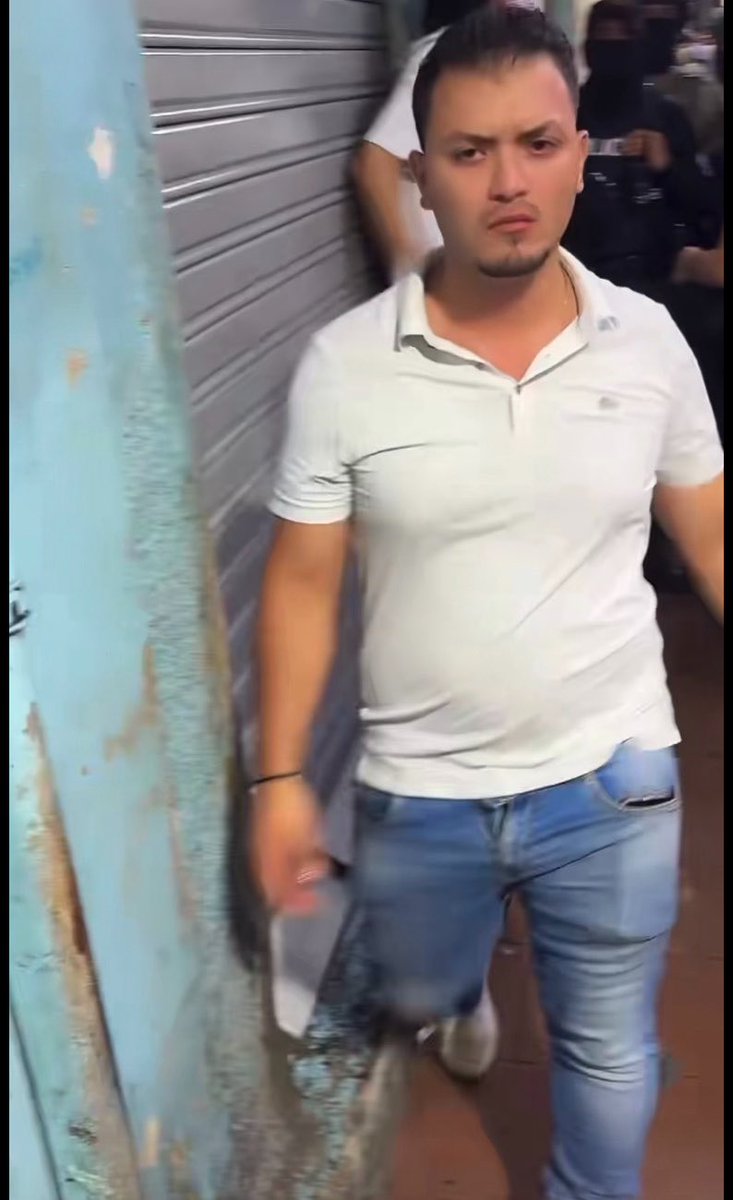 BAHÍA DE GUAYAQUIL | Varios ciudadanos colombianos estallaron en cólera contra agentes aduaneros, un operativo sorpresa cayó a esta hora para revisar que tienen en sus locales y si su mercancía tiene papeles en regla.