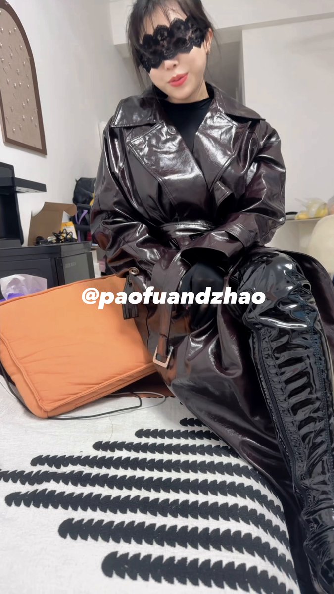 老公长期不在家， 打扮的骚骚的去勾引隔壁邻居 并让邻居小弟弟一边肏我一边拍下发给我的废物老公看 完整版看主页 #邻居 #绿帽 #人妻 #剧情 #定制 #皮靴 #长靴 #连体丝 #暴露狂 #乳夹 #榨汁 #sm #女上位 #骑乘 #黑丝