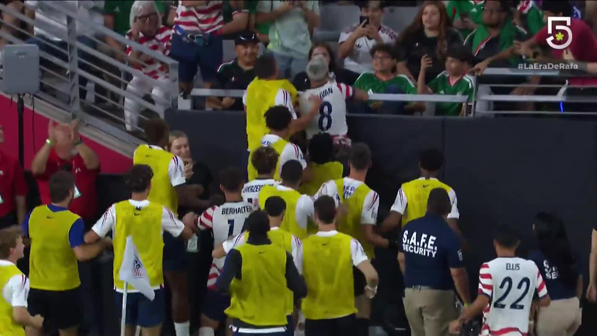 🚨 ¿PERO QUÉ HICISTE, TALA? 😩❌ ¡GOL DE ESTADOS UNIDOS! 🫠🇺🇸 Terrible error del arquero mexicano que le regala el 2-0 al Team USA 😤 🇺🇸 Estados Unidos vs México 🇲🇽 #LaEraDeRafa Nueva ilusión en la casa de nuestra Selección Mexicana por Canal 5, canal disponible en @vix