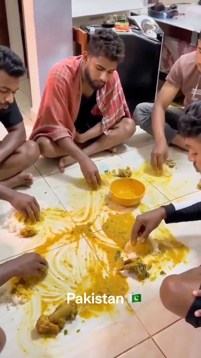 At Lahore University, Pakistan 🇵🇰, students were caught sharing lunch in the hostel.