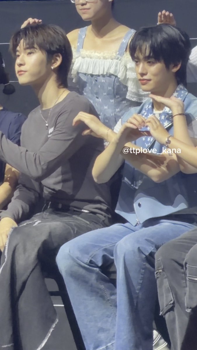 คาแรคเตอร์ชัดมากอะ คนนึงทำหัวใจแต่เมะไม่เห็น นางงอน นางเอามือลง อีกคนเมะไม่เห็นเหมือนกัน แต่นางฟาด นางเอาขาสะกิด พี่จินกะเรนนี่ของแม่544676555676556665665556654565566