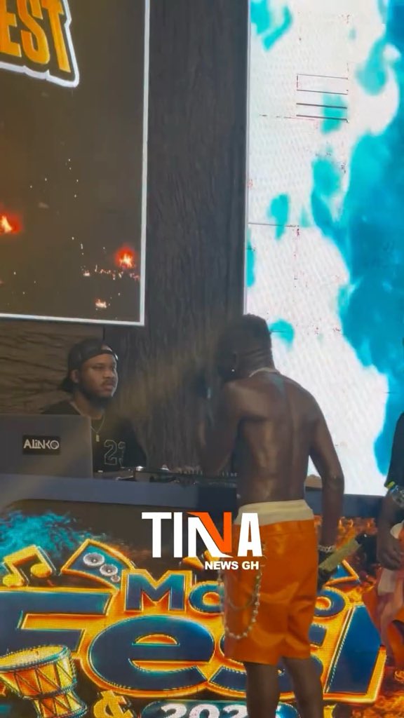 “You think say we dey play. Ago slap you eh” — Moment Shatta Wale gets visibly upset with his DJ on set at the ShattaFest Ho Shatta no dey play with his work o 😂