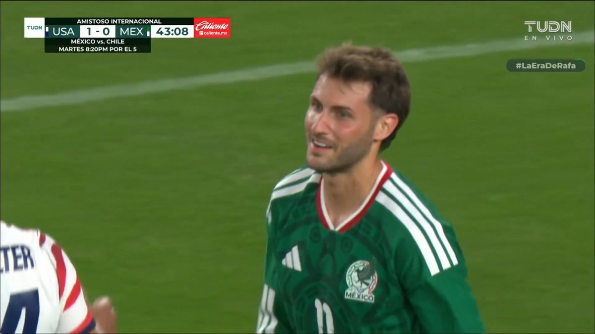 🚨🇲🇽 NOW: Santiago Giménez has just missed TWO huge chances vs USA. 😱😬
